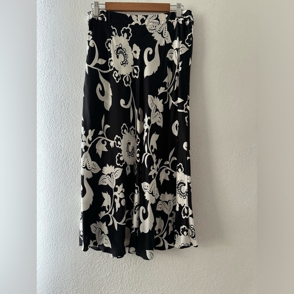 Chicos Design 100% Silk Floral Black White Midi Skirt Quiet Luxury Size 2 Large - Picture 5 of 7